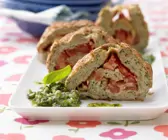 Biskuitrolle mit Tomaten und Pesto