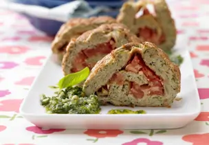 Biskuitrolle mit Tomaten und Pesto
