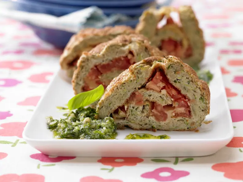 Biskuitrolle mit Tomaten und Pesto