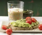 Avocadocreme auf Vollkornbrot