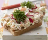 Lachstatar auf Kressebrot
