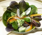 Marinierter Romanesco auf Feldsalat