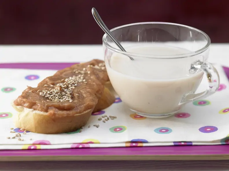 Gewürztee mit Feigen-Sesam-Schnitte
