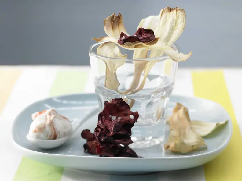 Gemüse-Chips mit Tomatenquark