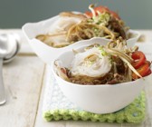 Nudelpfanne mit Sprossen und Ei