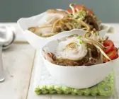 Nudelpfanne mit Sprossen und Ei