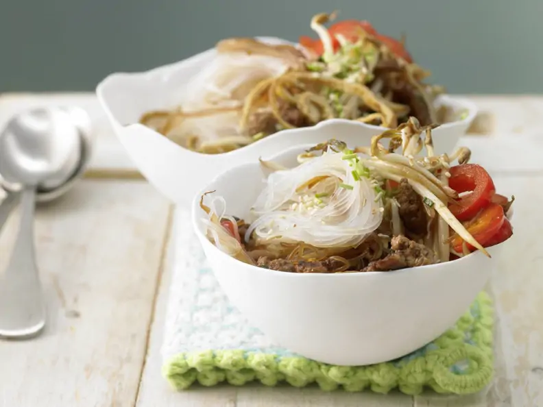 Nudelpfanne mit Sprossen und Ei