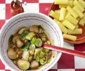 Nudeln mit Bratwurstklößchen
