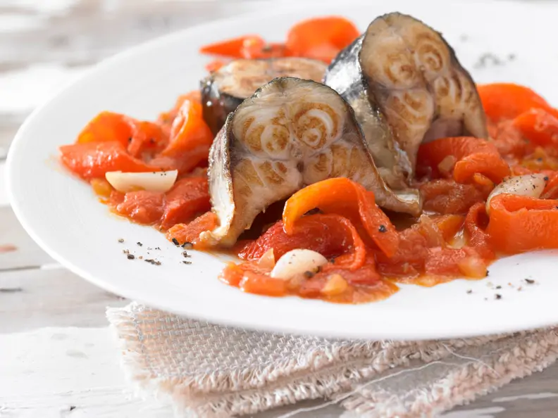 Geschmorte Makrele mit Paprika