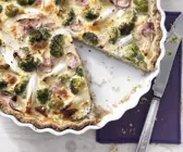 Spargel-Brokkoli-Tarte mit roten Zwiebeln