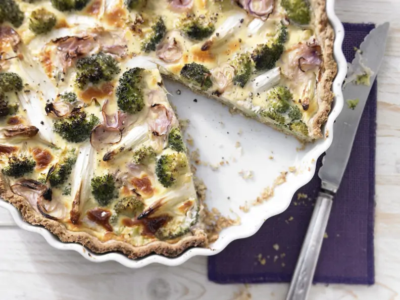 Spargel-Brokkoli-Tarte mit roten Zwiebeln