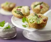 Spargel-Muffins mit Kräuter-Dip