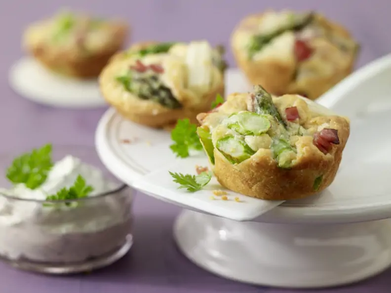 Spargel-Muffins mit Kräuter-Dip