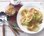 Spaghetti mit rotem Pesto