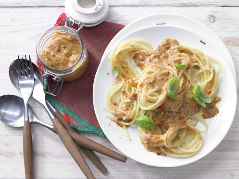 Spaghetti mit rotem Pesto