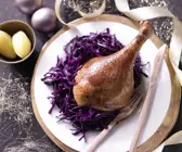 Knusprig gebratene Gans mit Orangen-Rotkohl