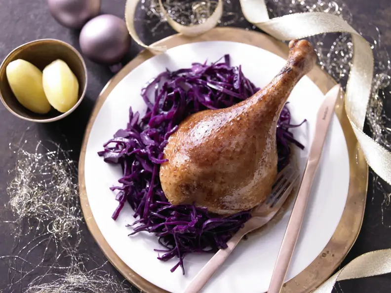 Knusprig gebratene Gans mit Orangen-Rotkohl