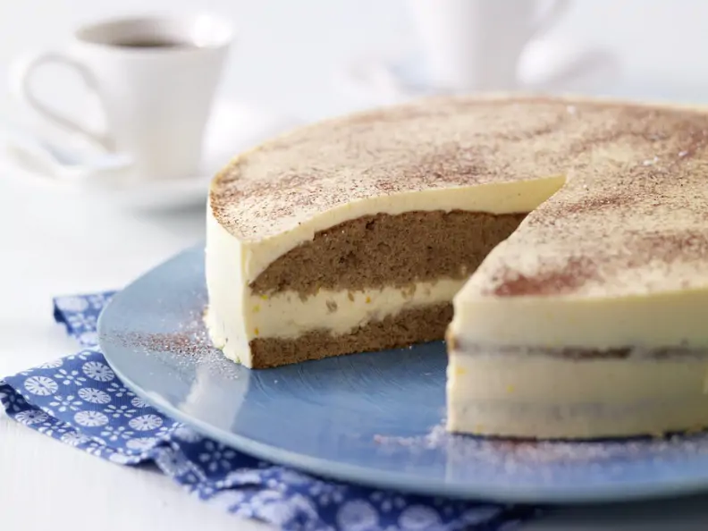 Eierlikörtorte mit Biskuitboden