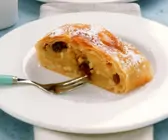 Apfelstrudel mit Semmelbrösel
