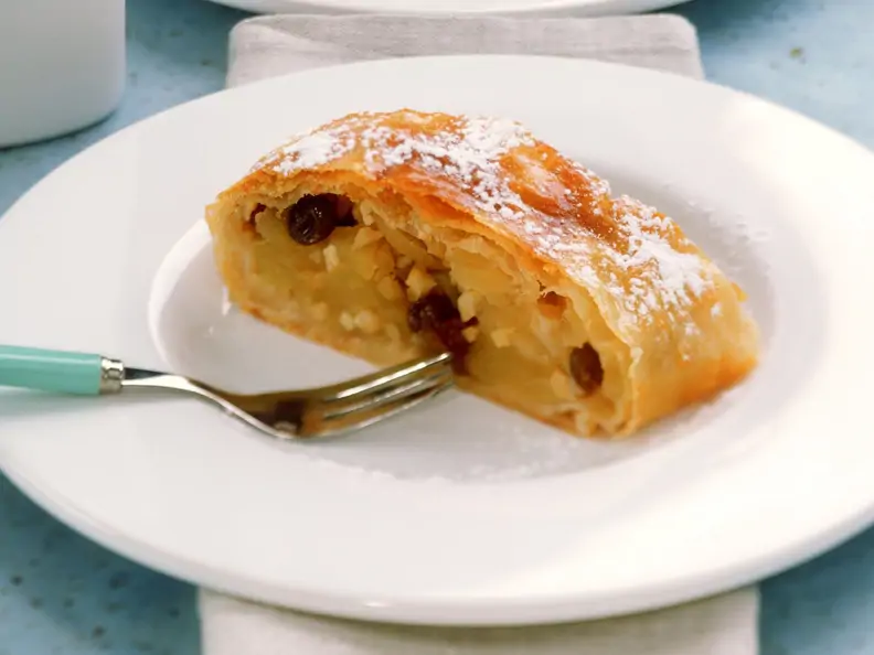 Apfelstrudel mit Semmelbrösel