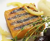Muskatkürbis vom Grill mit marinierten Zitronen, Zwiebeln in Portweinsoße und Schafsfrischkäsepüree