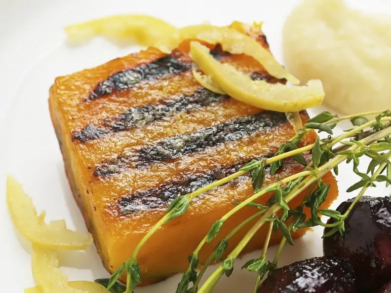 Muskatkürbis vom Grill mit marinierten Zitronen, Zwiebeln in Portweinsoße und Schafsfrischkäsepüree