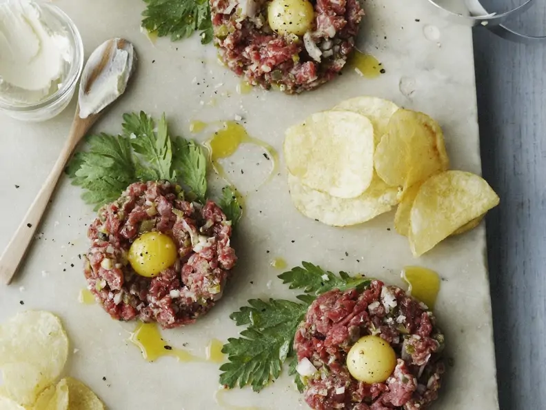 Rinderhackfleisch mit Ei