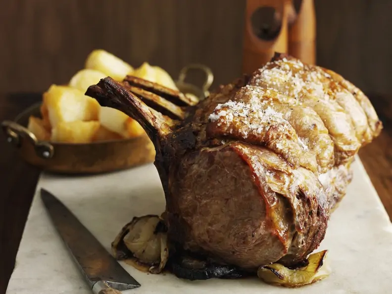 Kotelettbraten mit gebratenen Kartoffeln