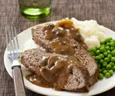 Hackbraten mit Champignonsoße, Kartoffelbrei und Erbsen