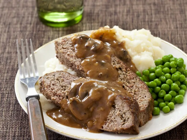 Hackbraten mit Champignonsoße, Kartoffelbrei und Erbsen