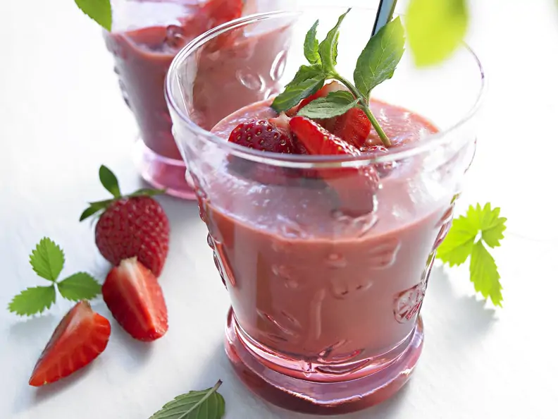 Kalte Erdbeer-Gurken-Suppe (Gazpacho)