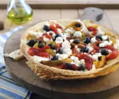 Bunt belegtes Fladenbrot auf italienische Art