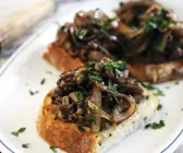 Röstbrote mit Hühnchenleber und Zwiebeln