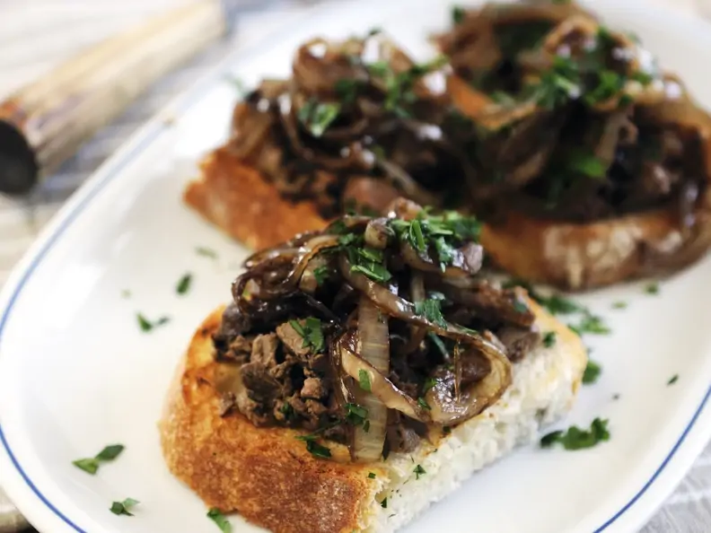 Röstbrote mit Hühnchenleber und Zwiebeln