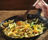 Gebratene Kartoffeln mit Kohlgemüse