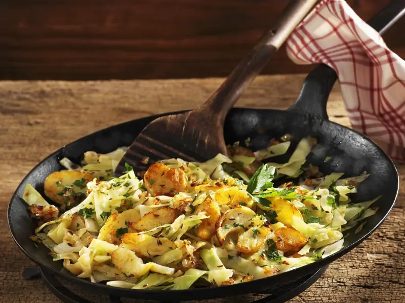 Gebratene Kartoffeln mit Kohlgemüse