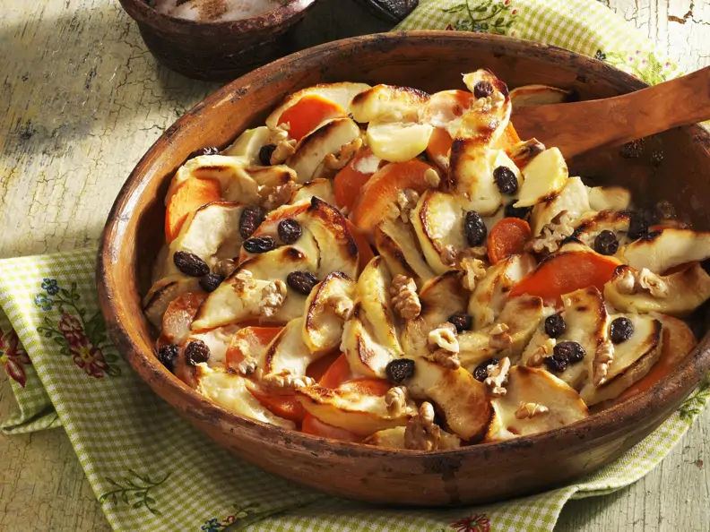 Süßkartoffelgratin mit Äpfeln und Sultaninen
