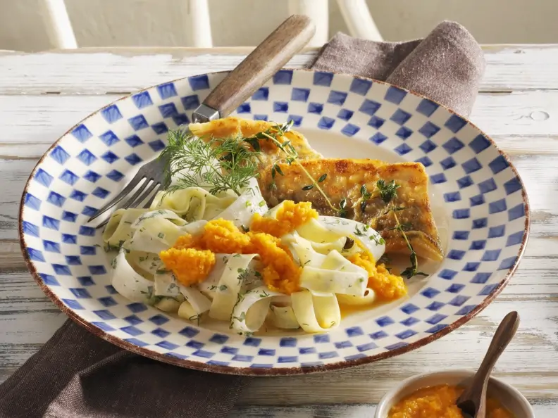 Zanderfilet mit Schwarzwurzelgemüse, Karottendip und Nudeln