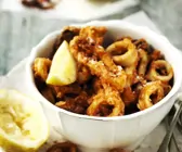 Frittierte Tintenfischringe (Calamari fritti)