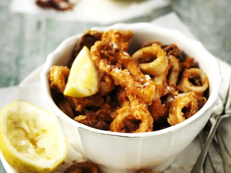 Frittierte Tintenfischringe (Calamari fritti)