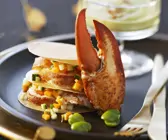 Hummer mit zarten Teigblättern