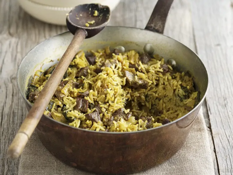 Orientalische Reispfanne (Pilaf) mit Lammfleisch
