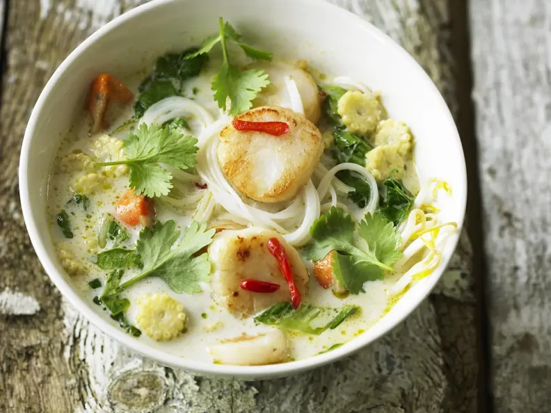 Jakobmuschelsuppe auf thailändische Art