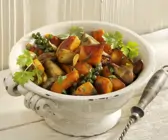 Kürbisgemüse mit Steinpilzen und grünem Pfeffer