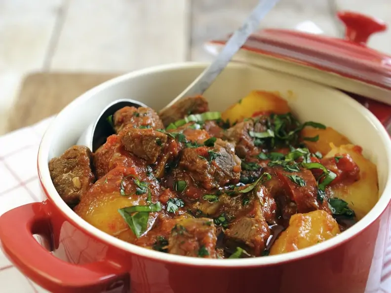 Rindereintopf mit Kartoffeln, Paprika und Tomaten