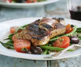 Steak vom Rind mit Sardellen, grünen Bohnen, Oliven und Tomaten