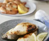 Tintenfische mit Schafskäse Füllung vom Grill