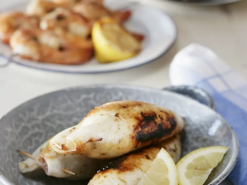Tintenfische mit Schafskäse Füllung vom Grill