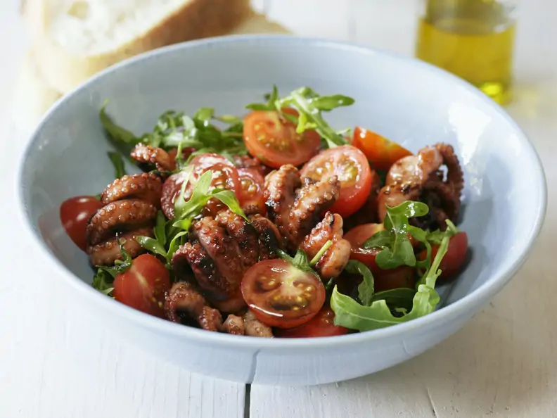 Calamarisalat mit Kirschtomaten
