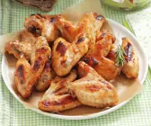 Chicken Wings mit Gemüsesalat